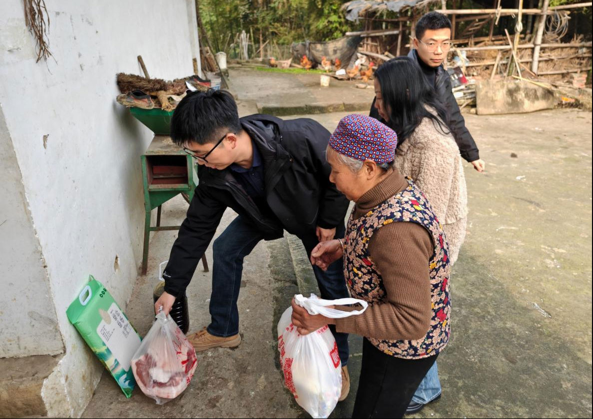 集团党总支开展“走访慰问困难群众传递党恩温暖人心” 慰问活动